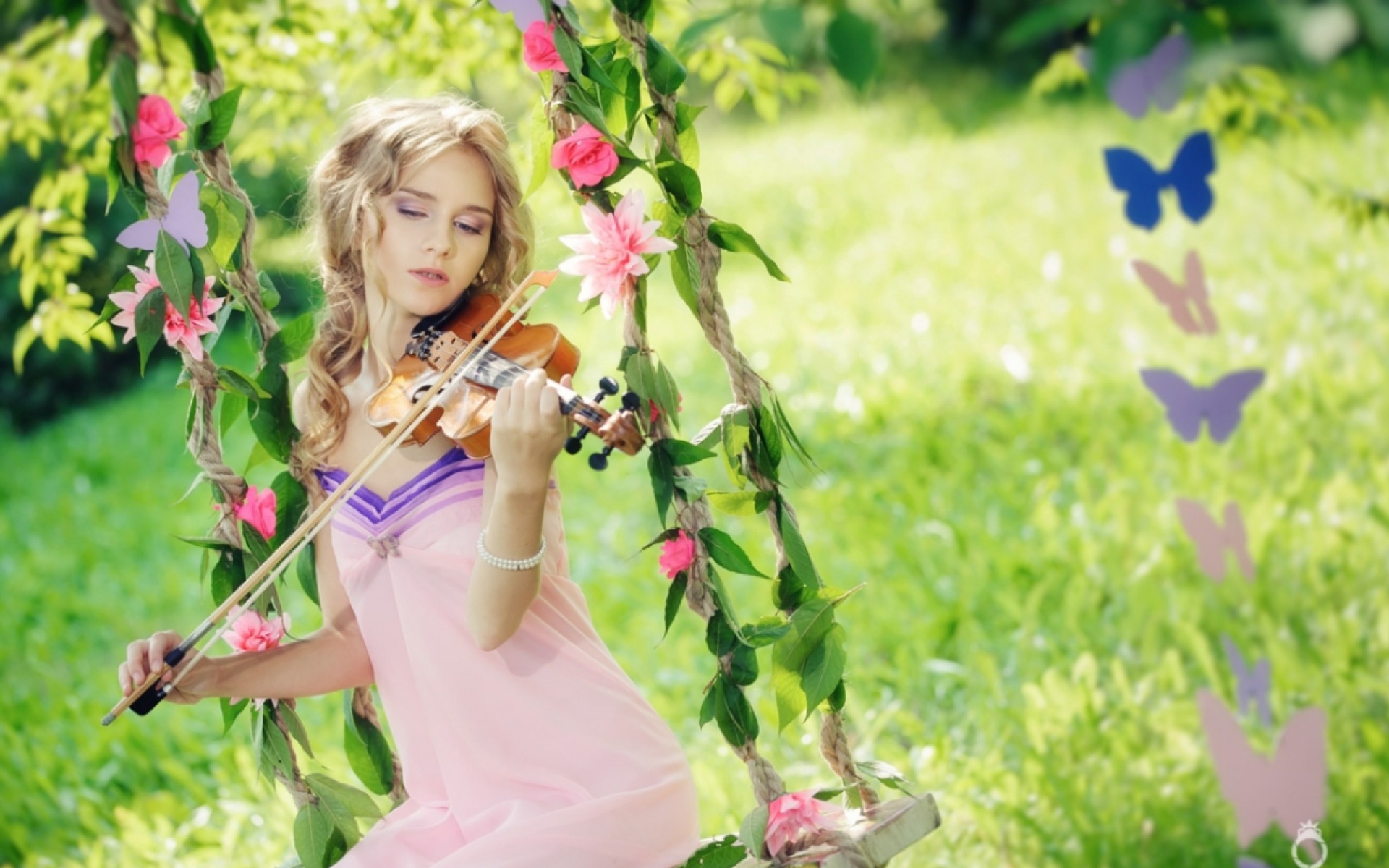 Я пою чья песня. Девушка на качелях. Фотосессия со скрипкой на природе. Девушка в цветущем саду.