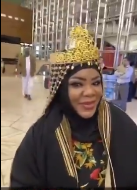 ام عائض تستقبل فرقة monsta x الكورية في مطار الرياض