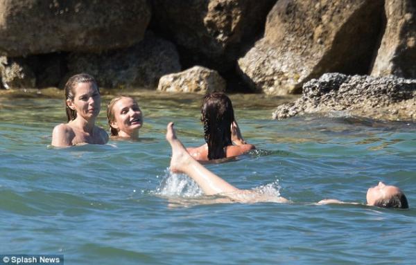 صور كاميرون دياز تقضى عطلة ممتعة على الشاطئ الكاريبي برفقة صديقاتها 2014