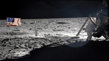 المخرج الامريكي ستينلي كوبريك يكشف فضيحة هبوط اول إنسان على سطح القمر