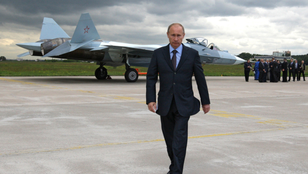 لماذا يمشي بوتين بهذه الطريقة المشي مع تحريك ذراع واحدة دون الآخرى