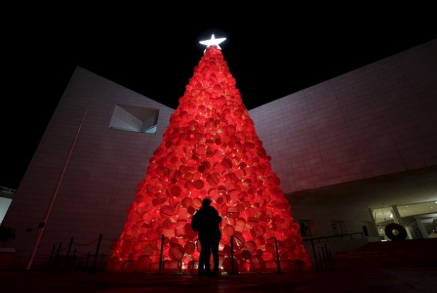 صور شجرة الكريسماس تزين الساحة أمام مبنى حكومة العاصمة اليابانية طوكيو