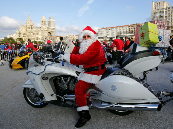 صور بابا نويل سانتا كلوز في جميع مدن العالم اكثر من 50 صورة يقدم الهدايا للاطفال